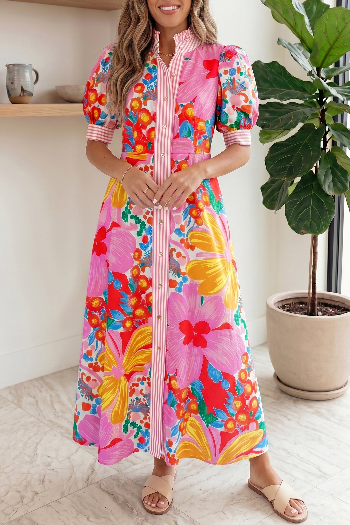Roze vakantiejurk met bloemenprint gestreepte bies knoopsluiting en korte mouwen