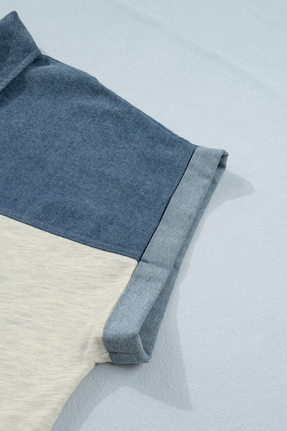 Lichtgrijze denim polo met kraag patchwork  korte mouwen en halve knoopsluiting