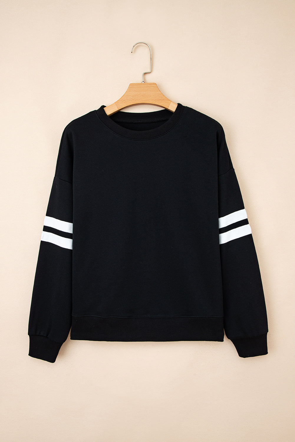 Preppy sweatshirt met strepen op de mouwen en een losse pasvorm