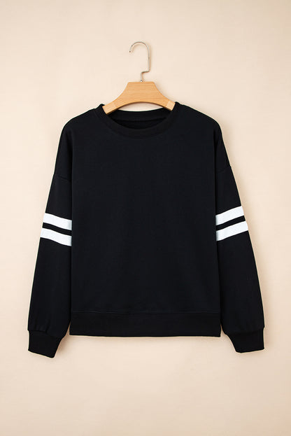 Preppy sweatshirt met strepen op de mouwen en een losse pasvorm