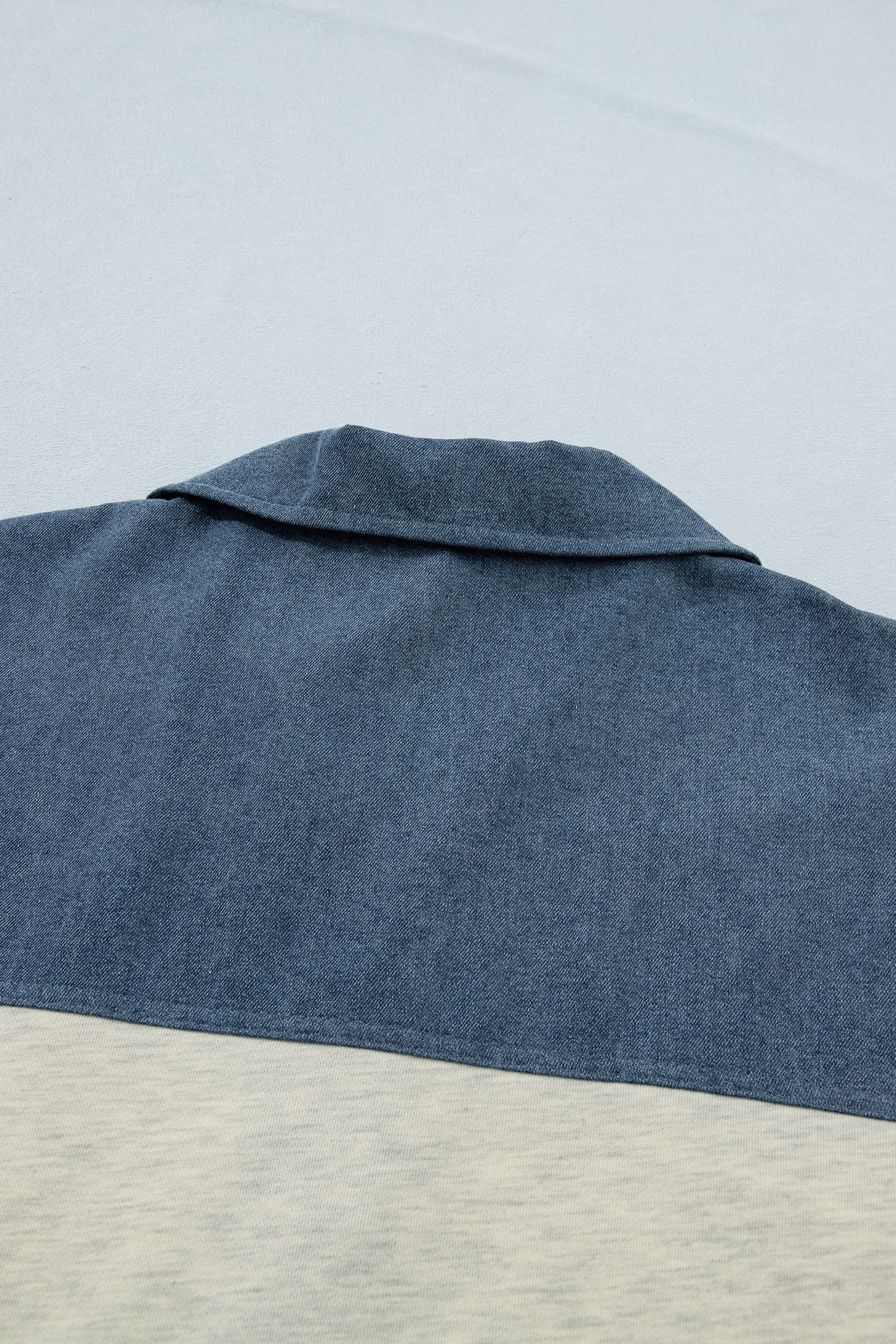 Lichtgrijze denim polo met kraag patchwork  korte mouwen en halve knoopsluiting