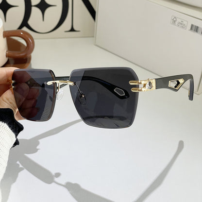 Straatfotografie trendy zonnebril met versiering dames