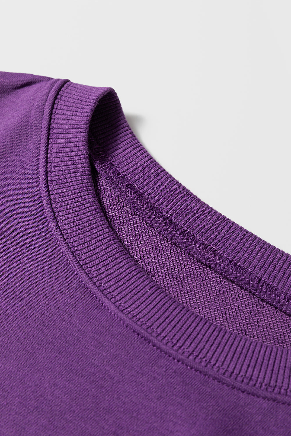 Preppy sweatshirt met strepen op de mouwen en een losse pasvorm