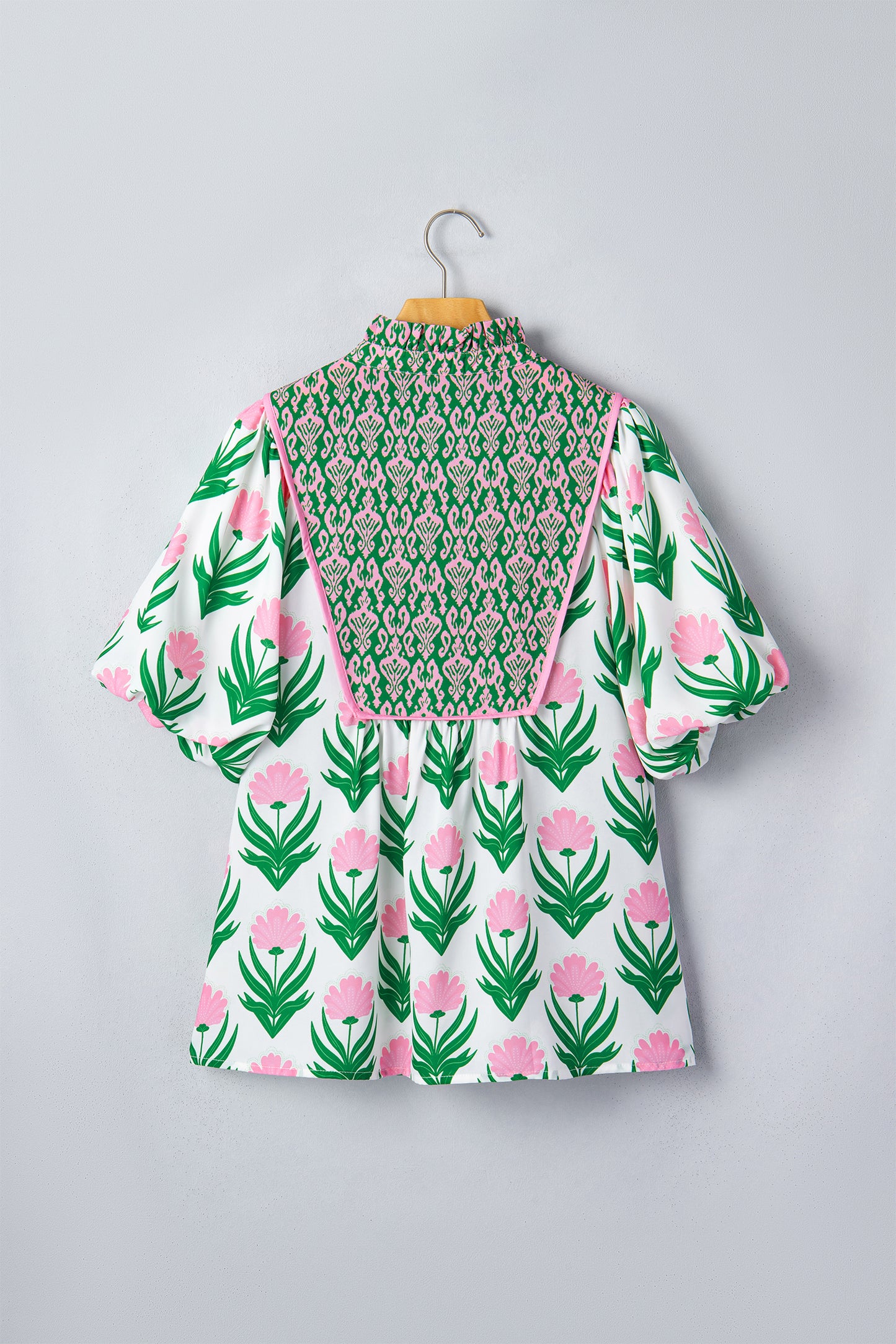 Blouse met veelkleurige bloemenprint pofmouwen contrasterende boord en V-hals