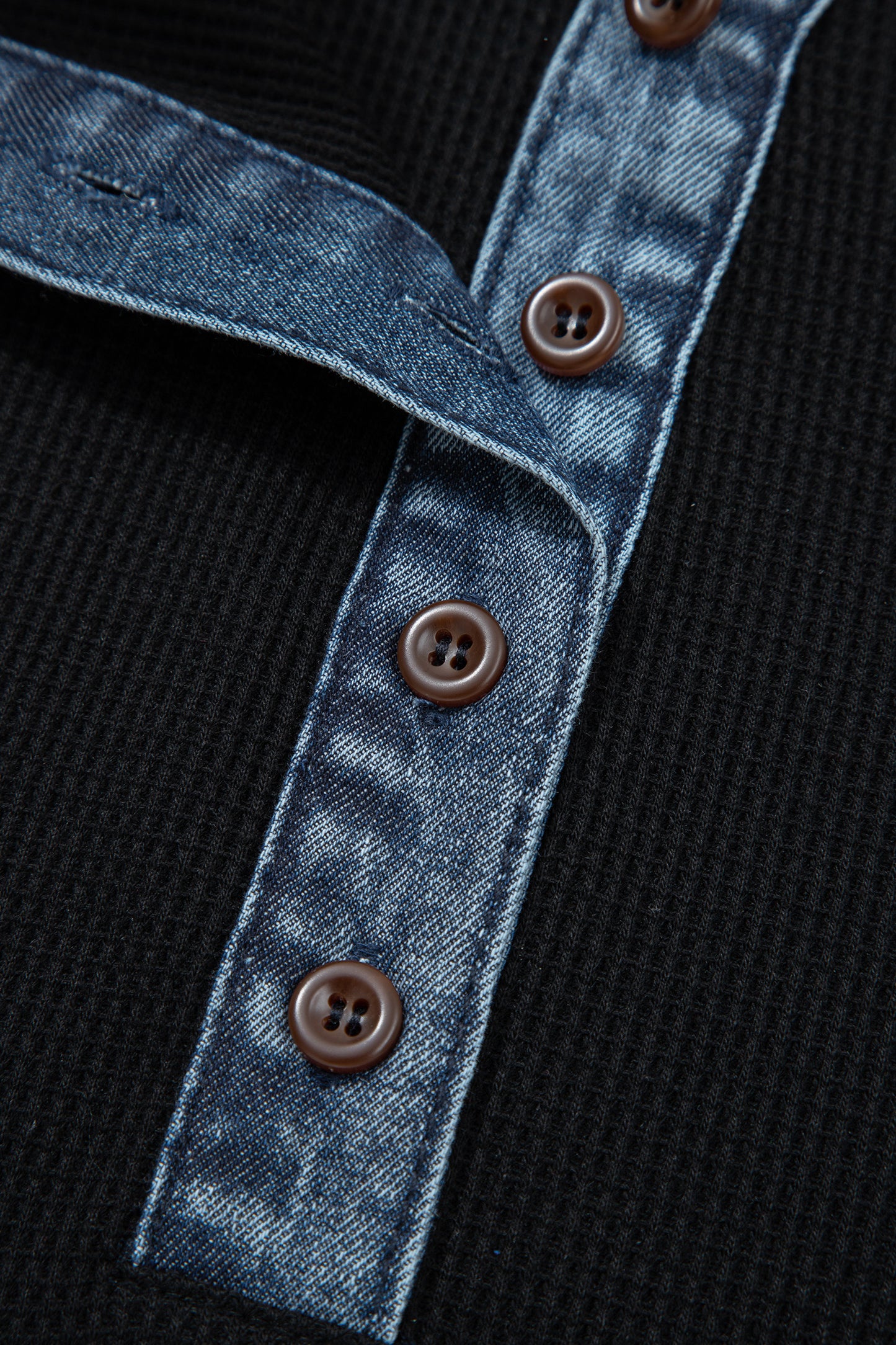 Zwarte polo met knoopsluiting en textuur van denim in grote maten