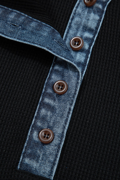 Zwarte polo met knoopsluiting en textuur van denim in grote maten