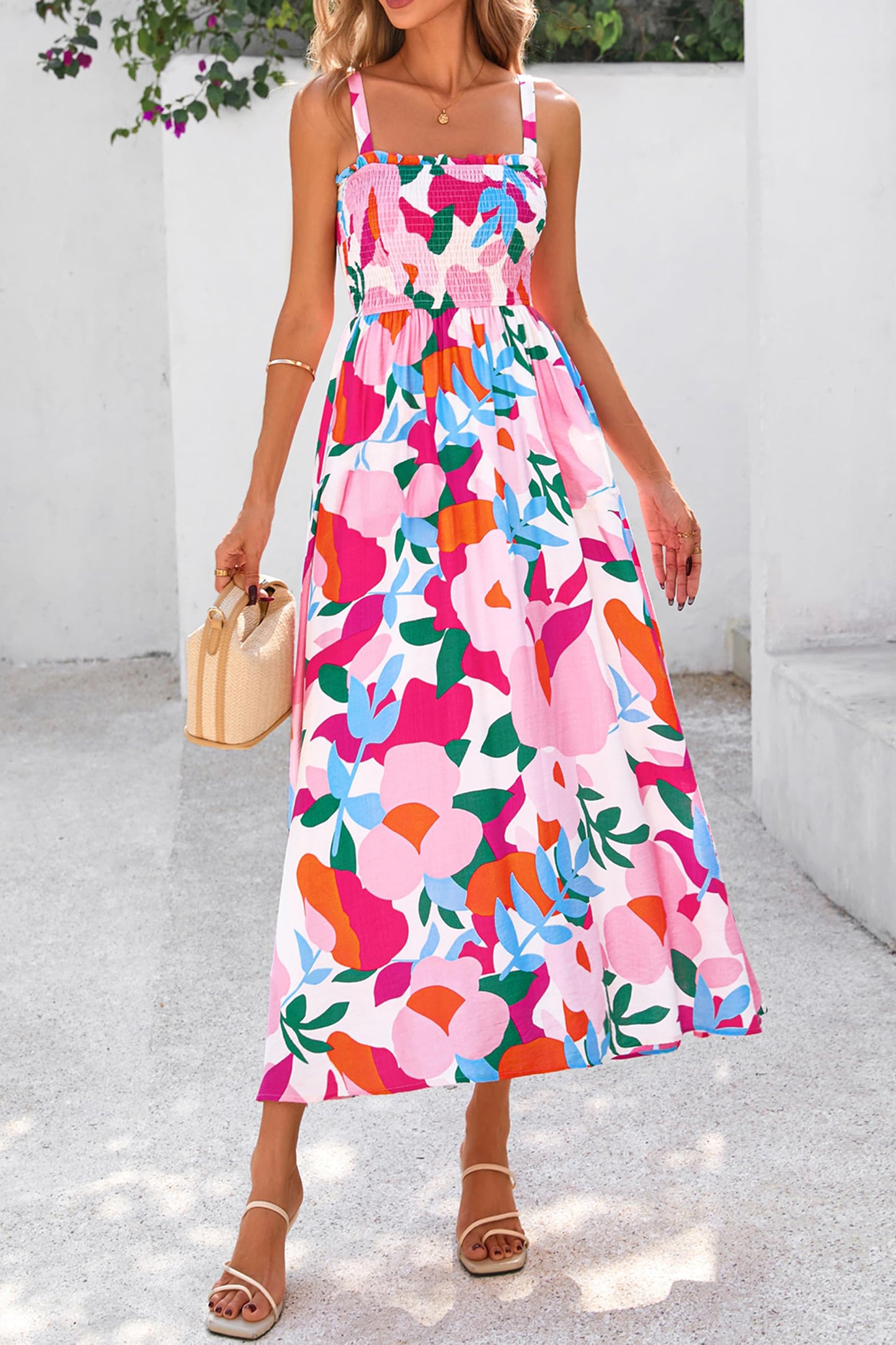 Roze zomerjurk met bloemenprint verstelbare bandjes smokwerk en hoge taille