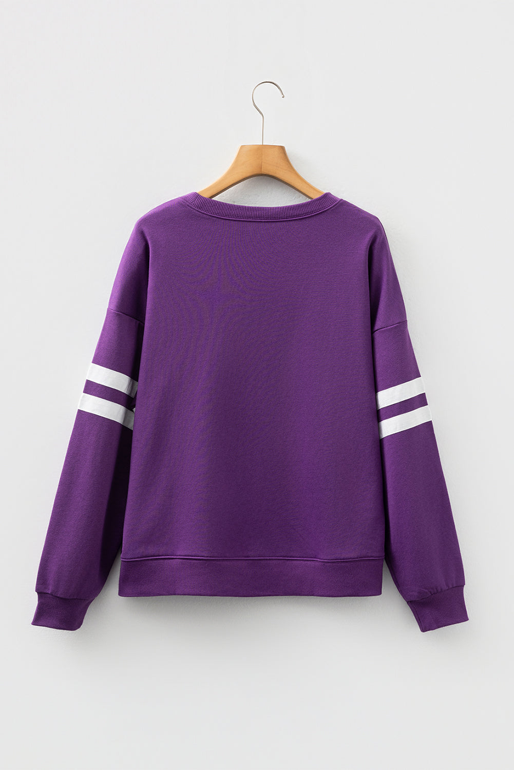 Preppy sweatshirt met strepen op de mouwen en een losse pasvorm