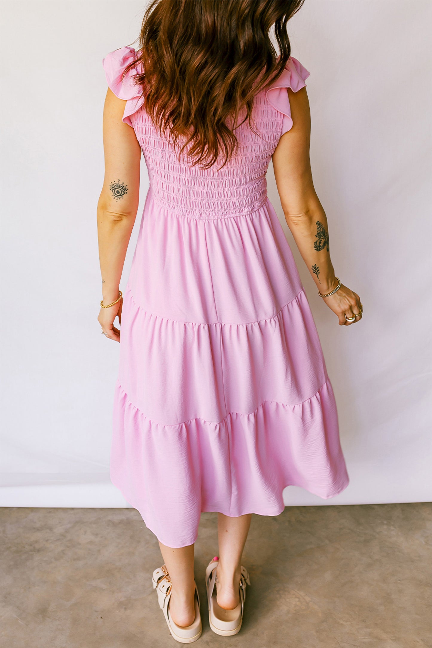 Roze midi-jurk met geplooide top wijd uitlopende mouwen en ruches