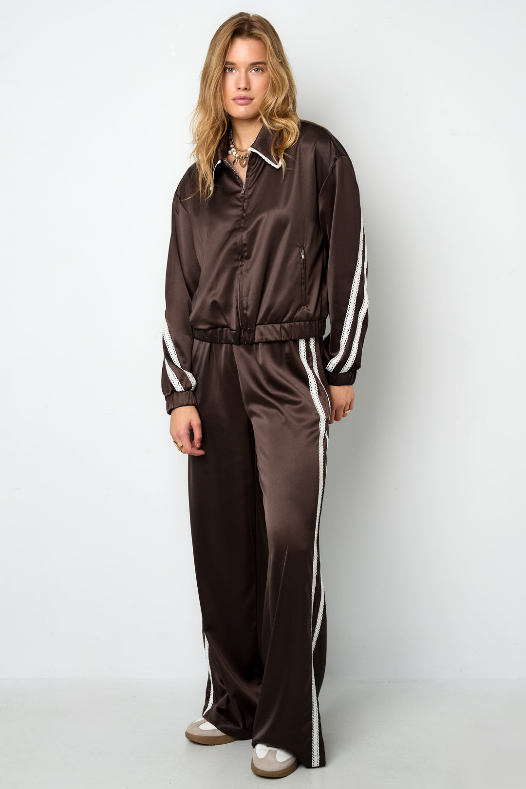 Sportief jasje met satijnen look