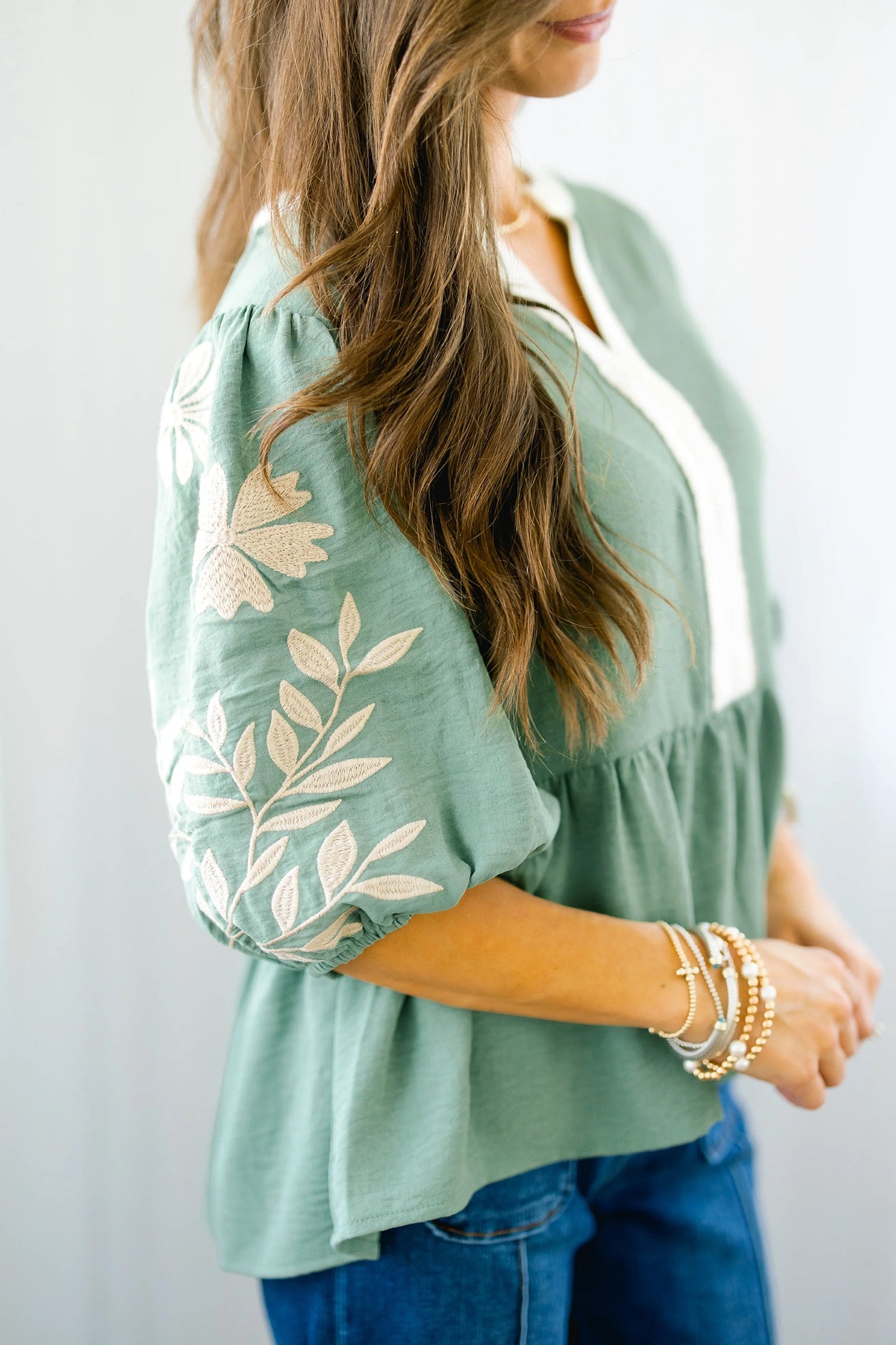 Babydoll blouse met kleurblokken patchwork V-hals en geborduurde pofmouwen
