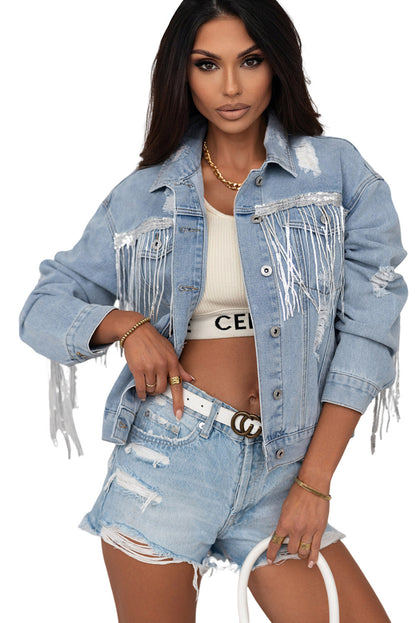 Hemelsblauwe denimjas met pailletten en franjes in een verweerde look