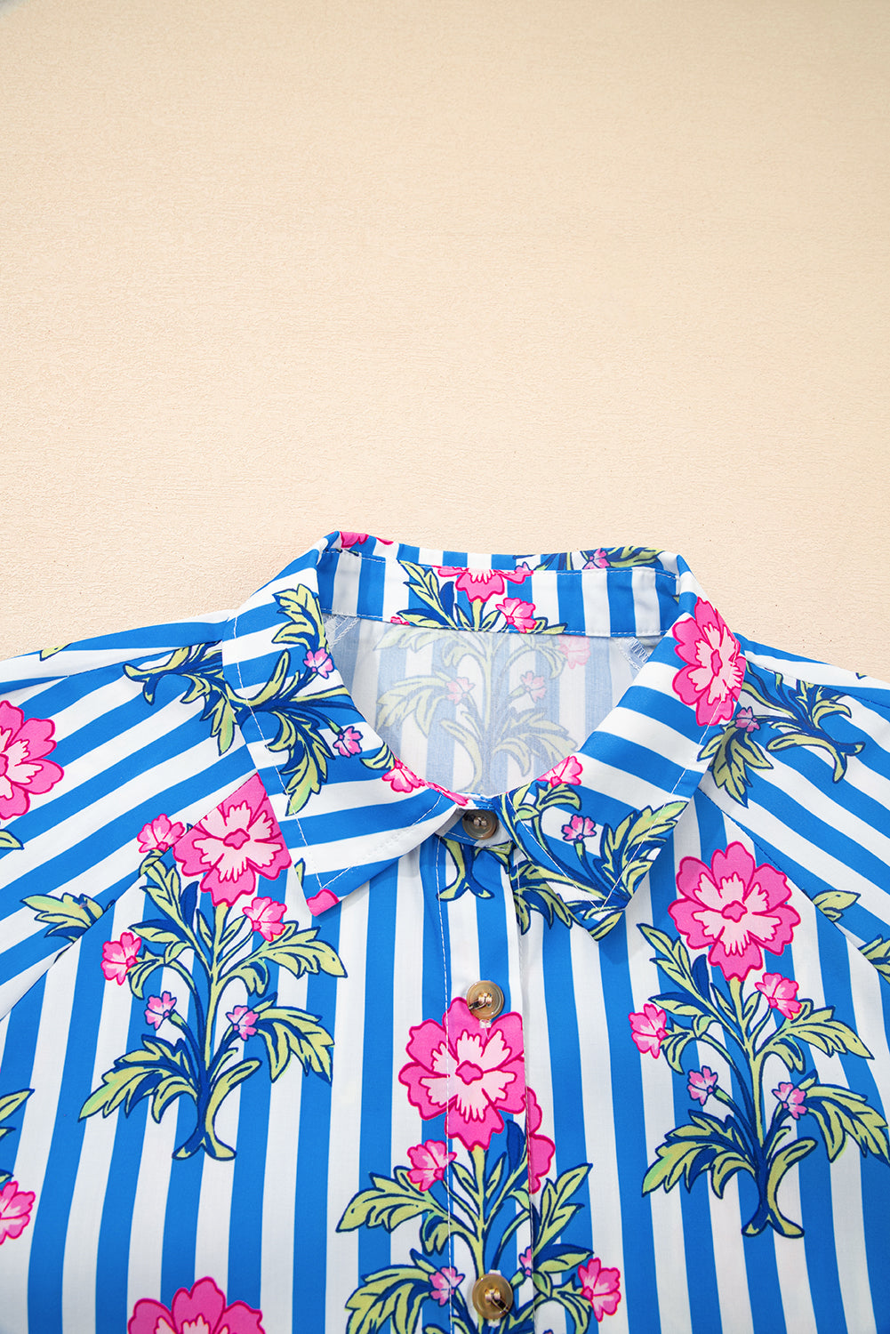 Blauw gestreept overhemd met bloemenprint en losse pasvorm