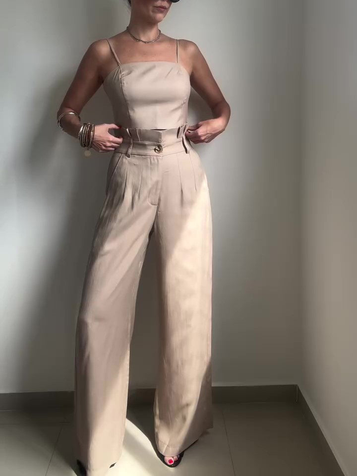 Set van een effenkleurige top met jarretels en broek met hoge taille