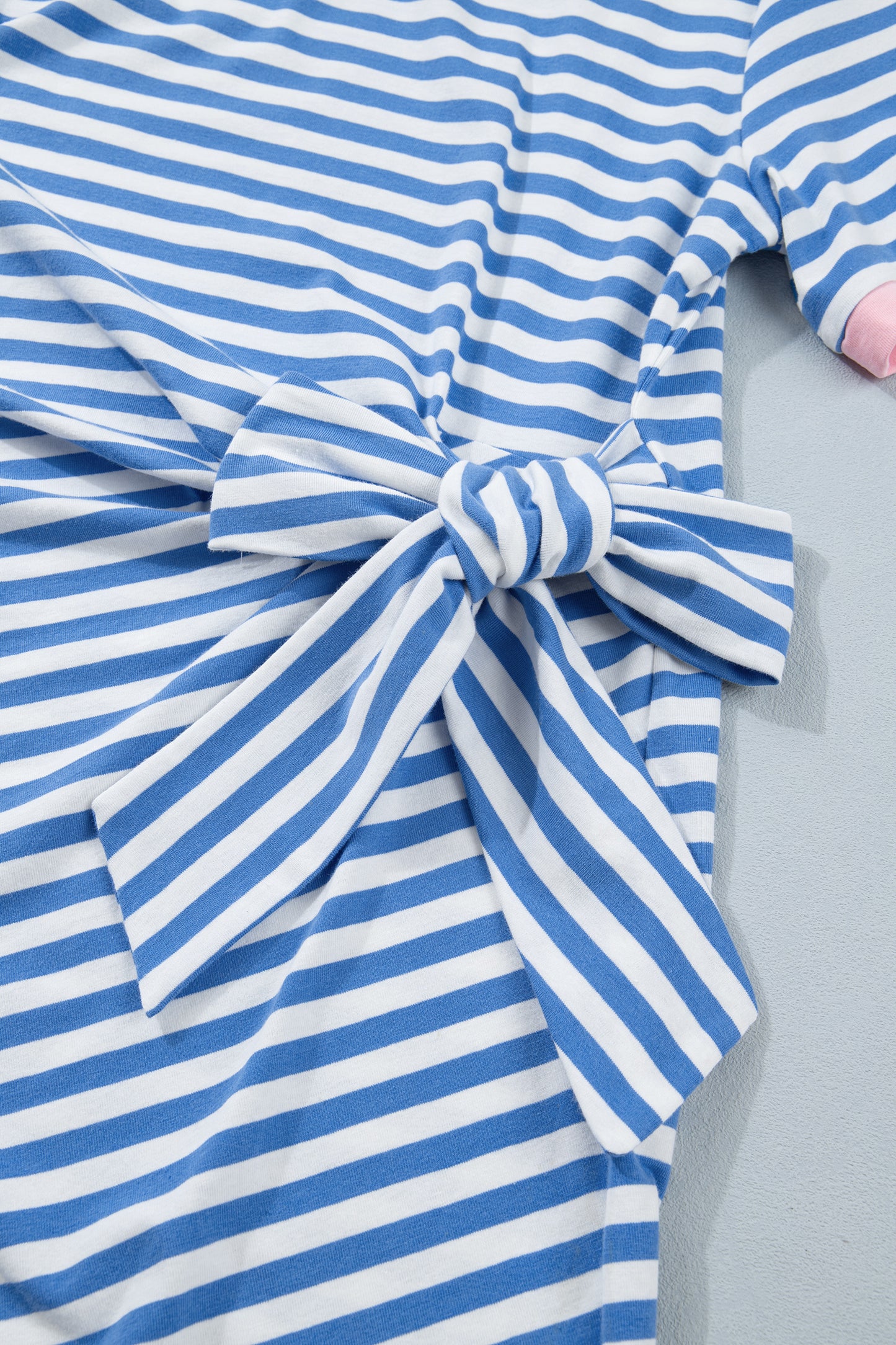 Gestreepte mini-jurk met strik contrasterende bies korte mouwen en ronde hals