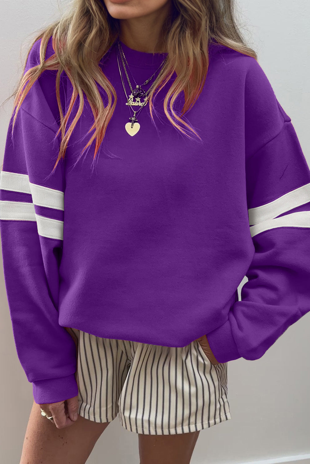 Preppy sweatshirt met strepen op de mouwen en een losse pasvorm