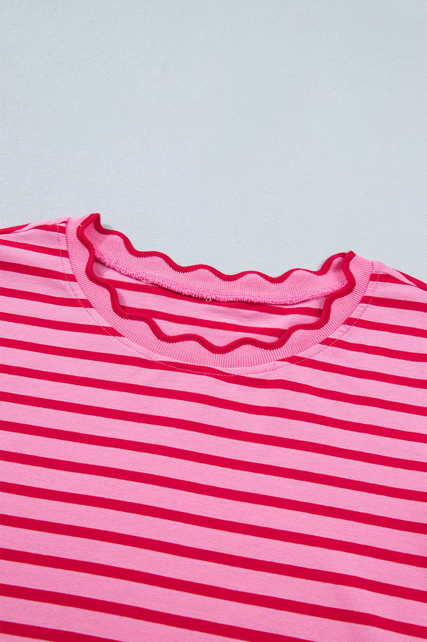 T-shirt met ronde hals en rode strepen en geschulpte rand