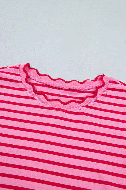 T-shirt met ronde hals en rode strepen en geschulpte rand