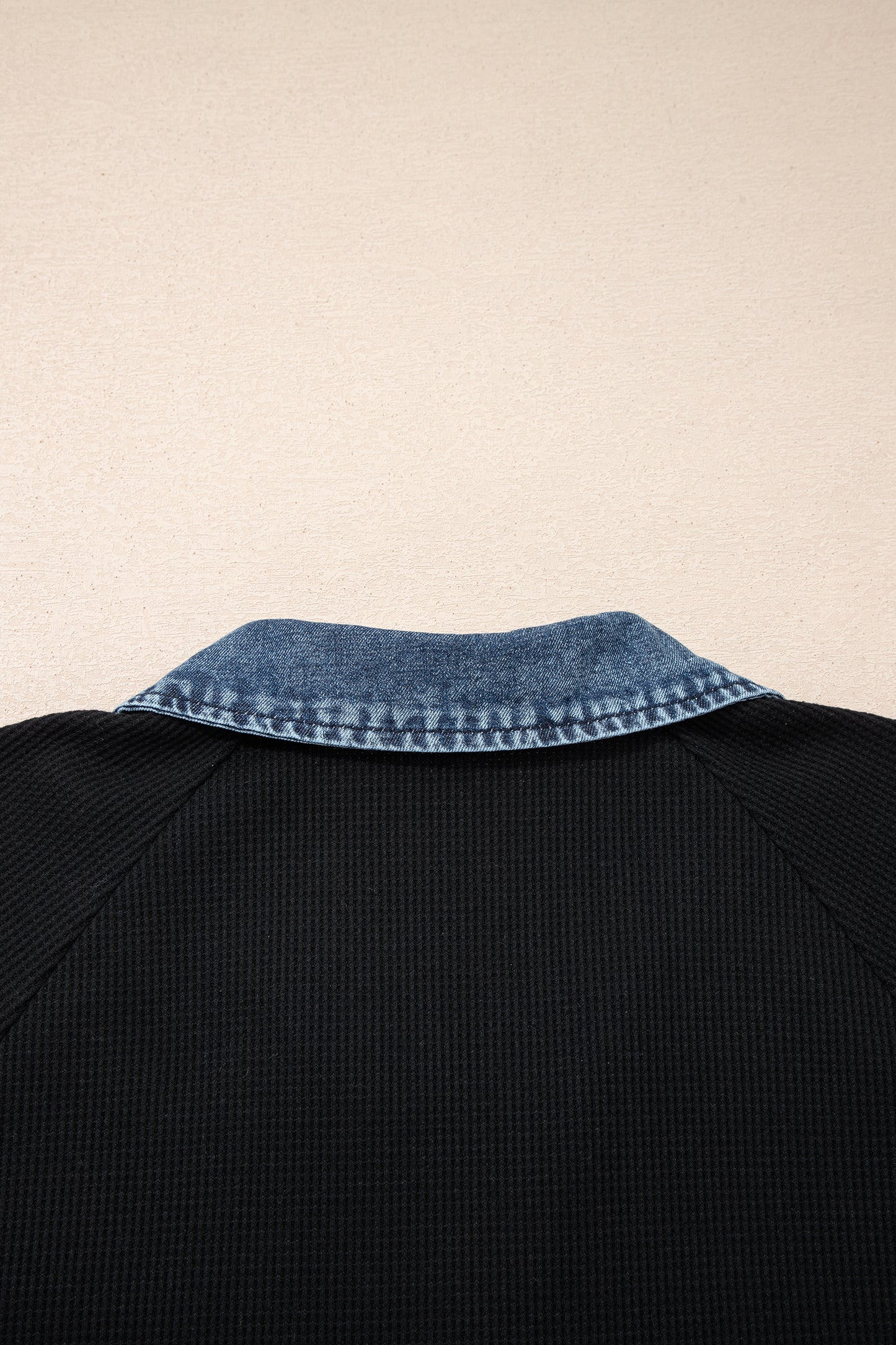 Zwarte polo met knoopsluiting en textuur van denim in grote maten