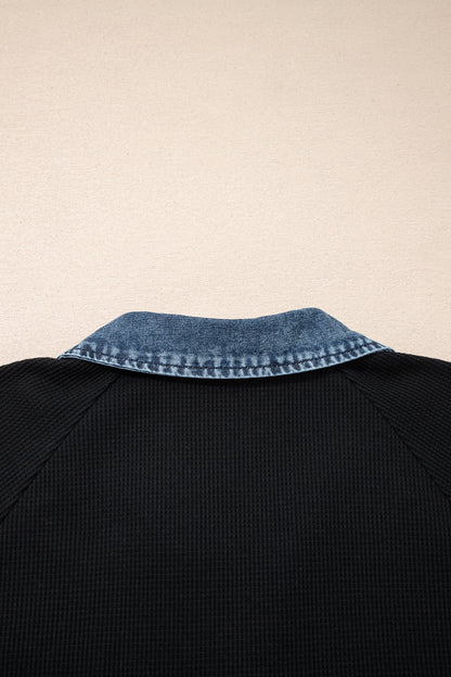 Zwarte polo met knoopsluiting en textuur van denim in grote maten