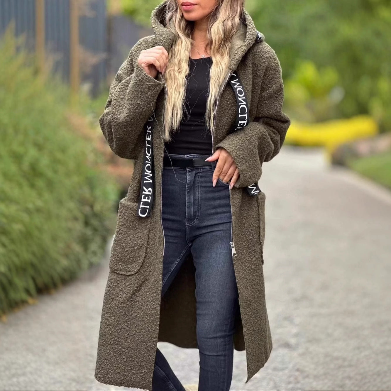Dames jas met capuchon en letters van lamswol