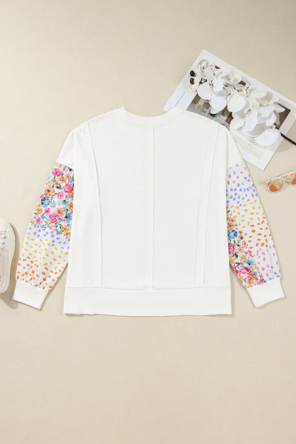Witte plus-size sweatshirt met zichtbare naden contrasterende stippen en bloemenprint