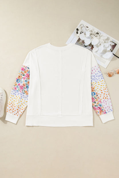 Witte plus-size sweatshirt met zichtbare naden contrasterende stippen en bloemenprint