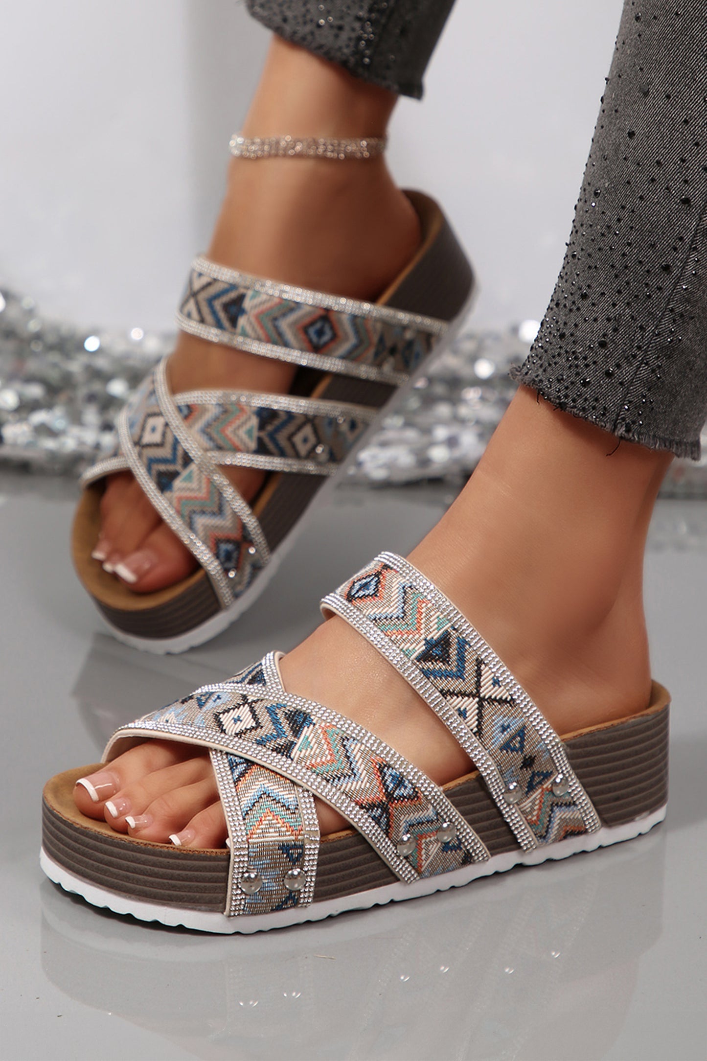 Platformslippers met tribale geometrische vormen en strass-accenten