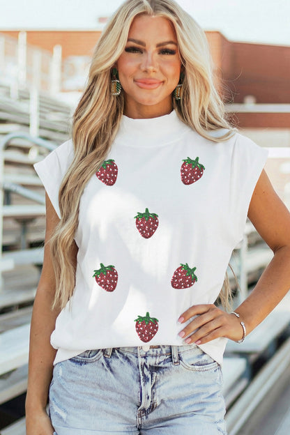 Witte T-shirt met halve mouwen opstaande kraag versierd met pailletten en aardbeien