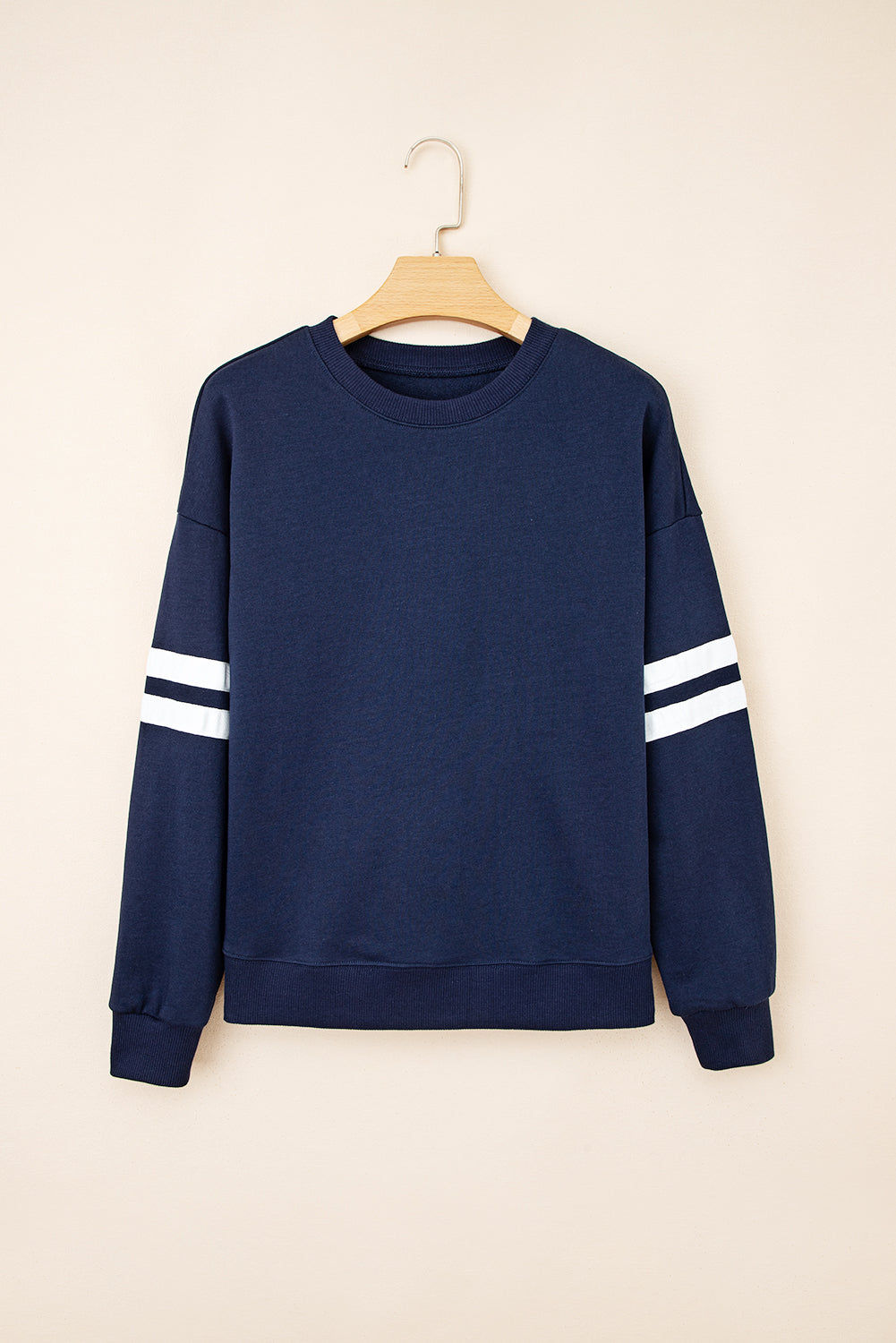 Preppy sweatshirt met strepen op de mouwen en een losse pasvorm