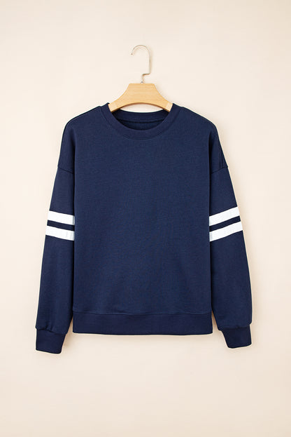 Preppy sweatshirt met strepen op de mouwen en een losse pasvorm