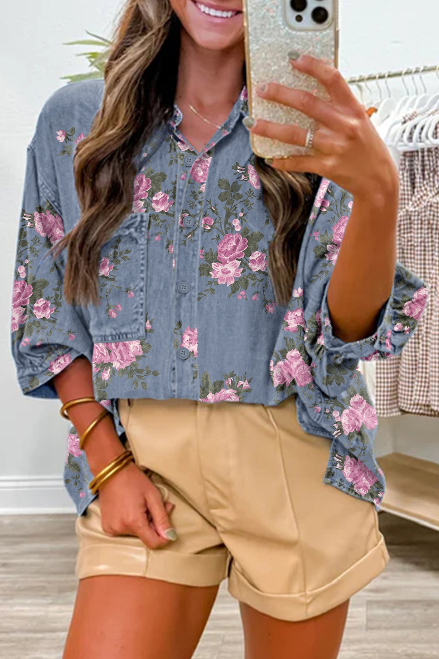 Blauwe denim overhemd met armbandmouwen en bloemenprint