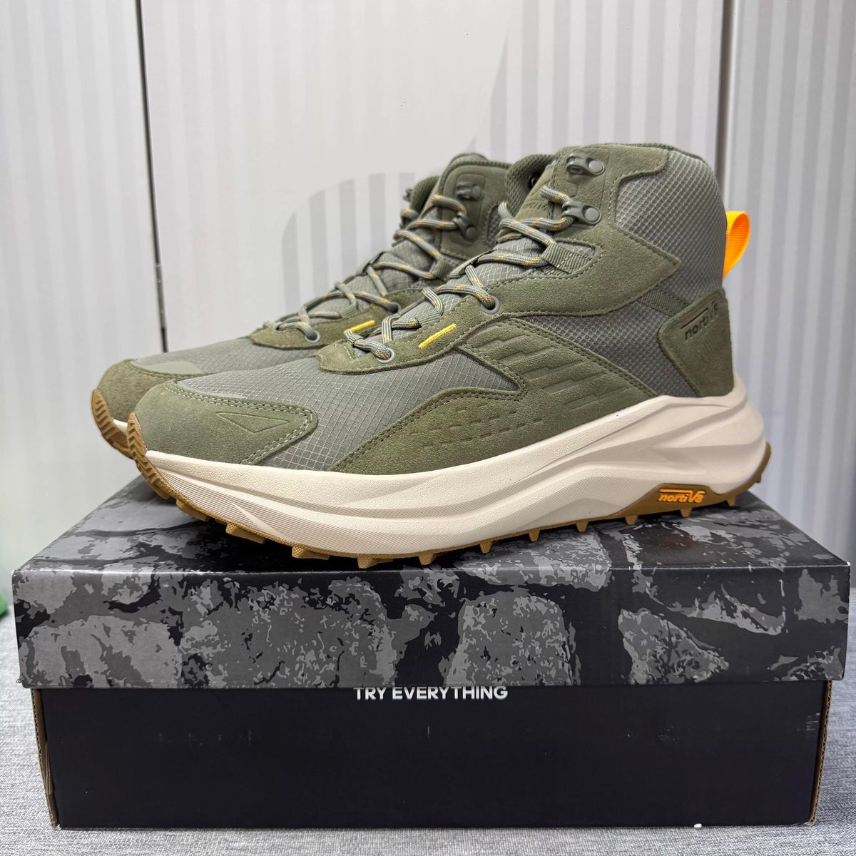 Men's Breathable Mid-High Top Outdoor Hiking Shoes with YKK Side Zipper