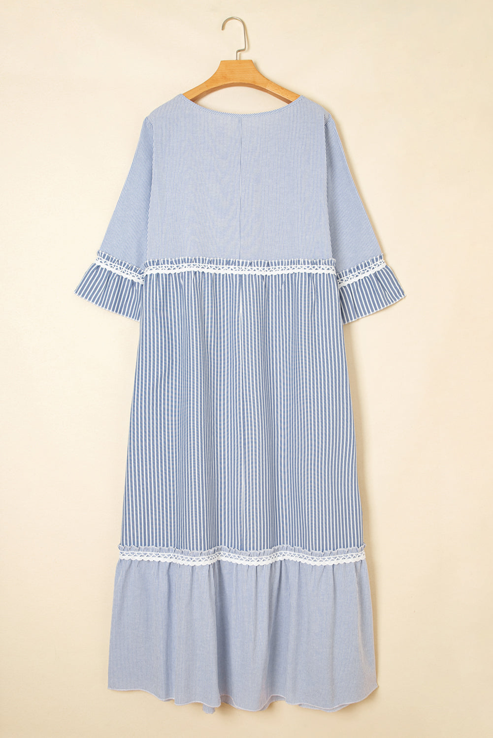 Hemelsblauwe maxi-jurk met kruiselingse kanten details en gemengde gestreepte patchwork