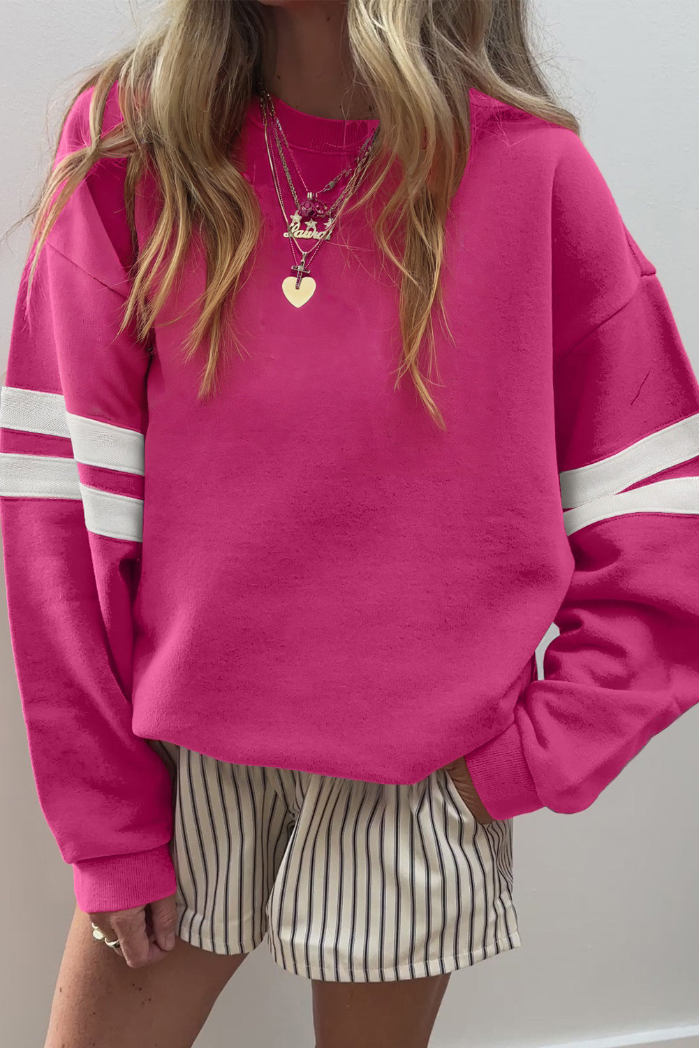 Preppy sweatshirt met strepen op de mouwen en een losse pasvorm