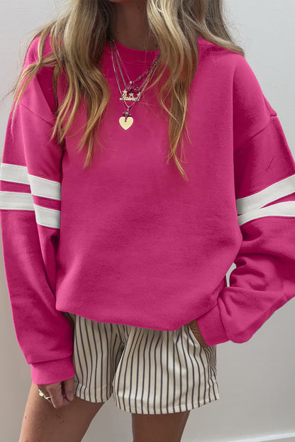 Preppy sweatshirt met strepen op de mouwen en een losse pasvorm