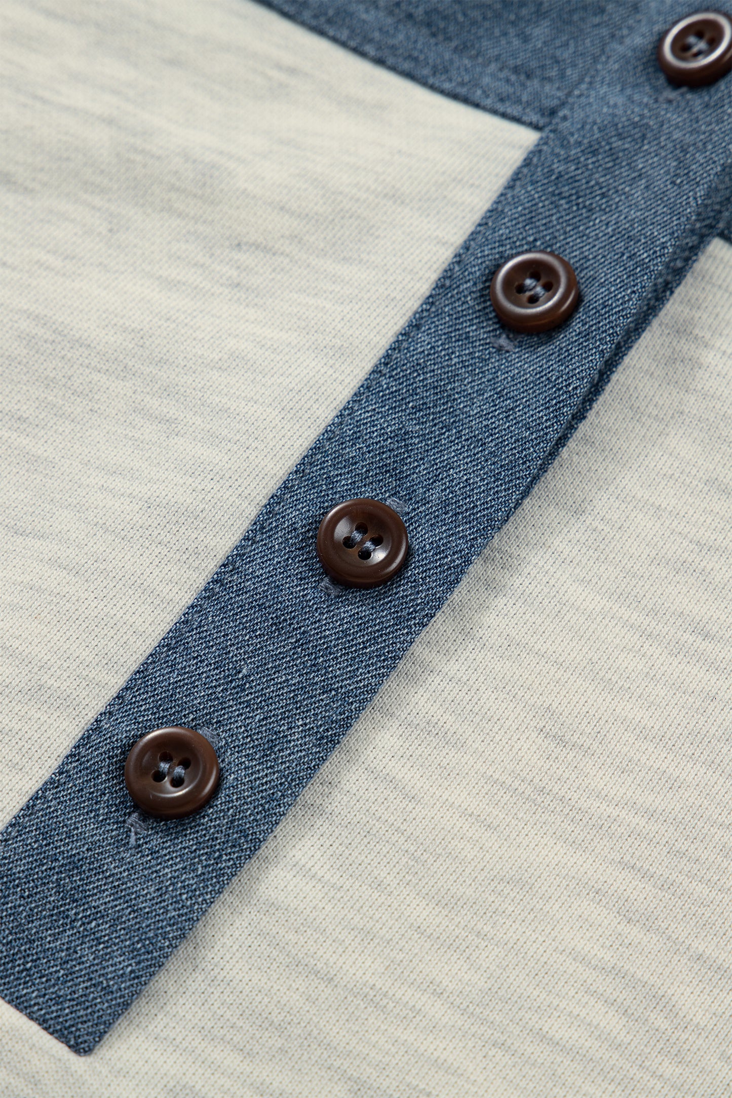 Lichtgrijze denim polo met kraag patchwork  korte mouwen en halve knoopsluiting