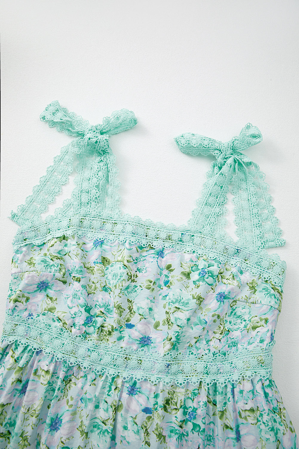 Maxi-jurk met bloemenkant strikbandjes en empiretaille