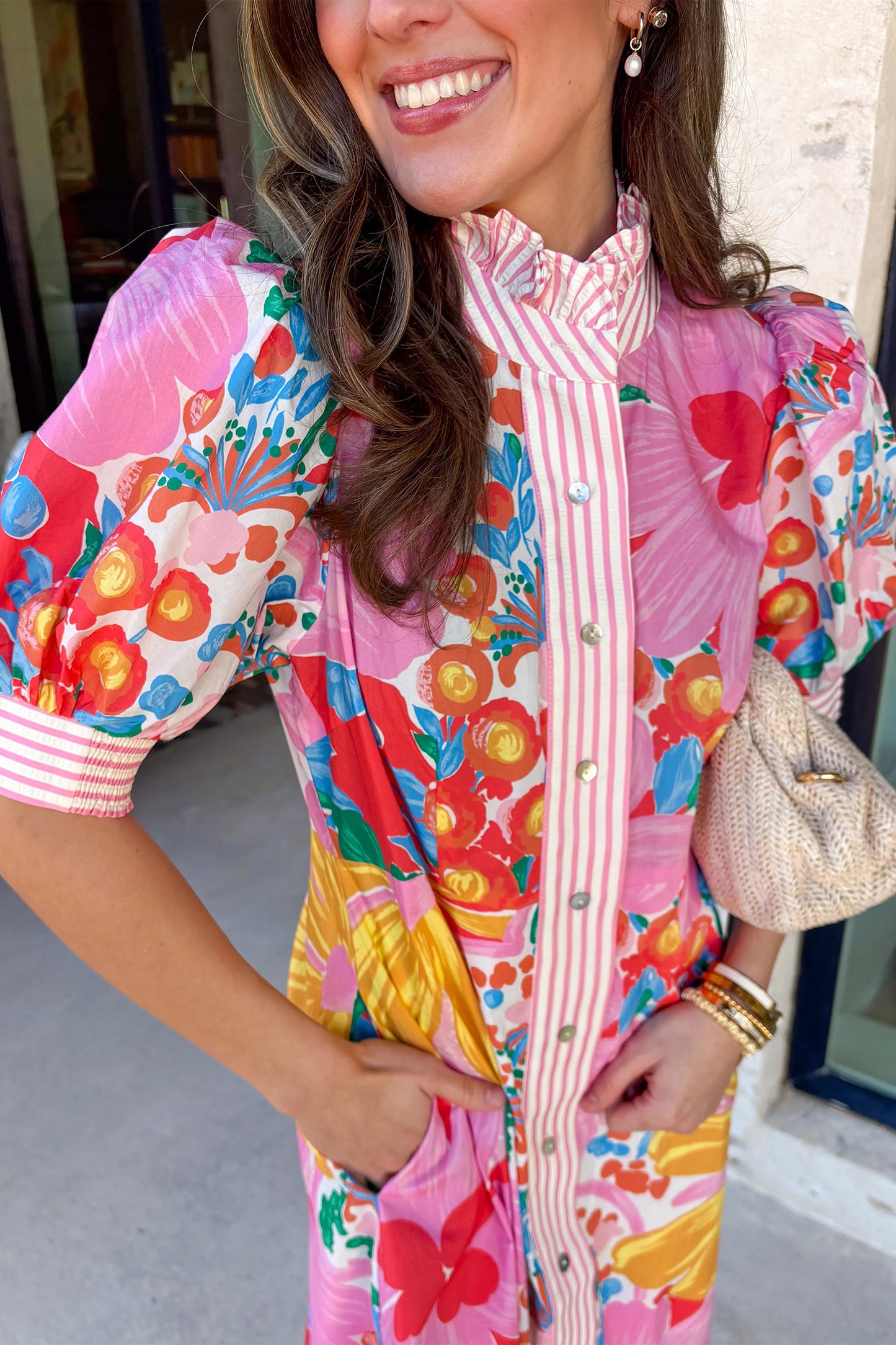 Roze vakantiejurk met bloemenprint gestreepte bies knoopsluiting en korte mouwen