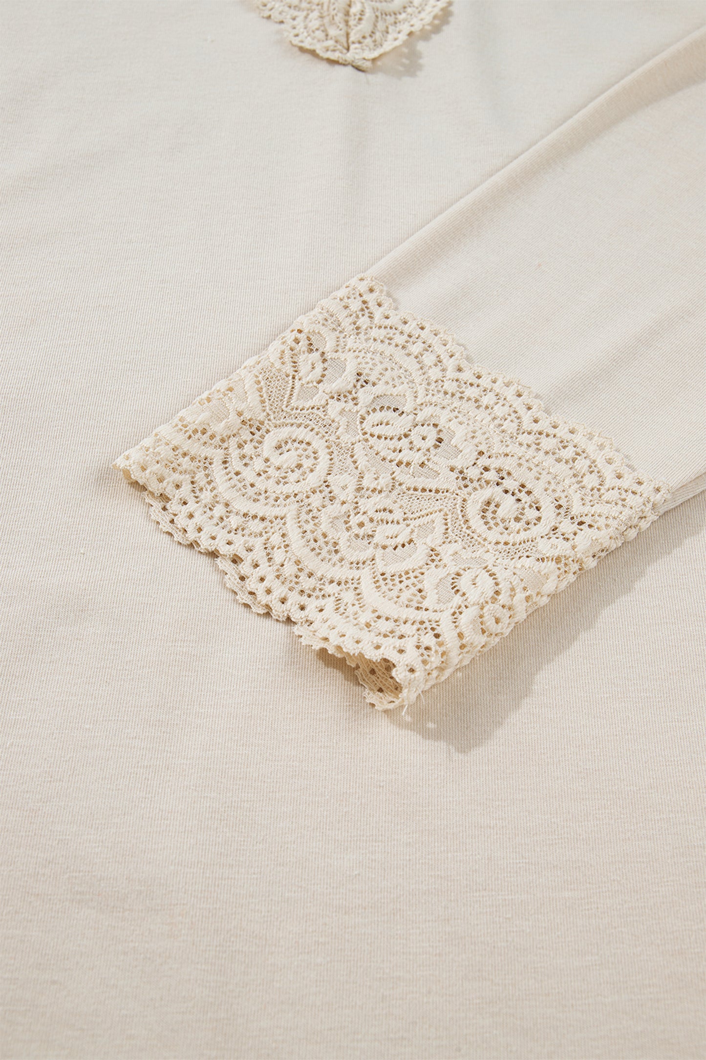 Abrikooskleurige kanten V-hals trui met lange mouwen en patchwork-effect