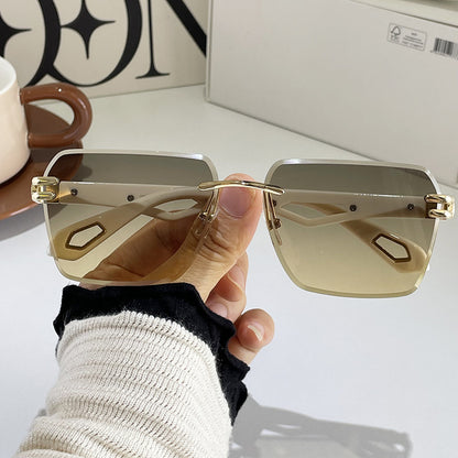 Straatfotografie trendy zonnebril met versiering dames