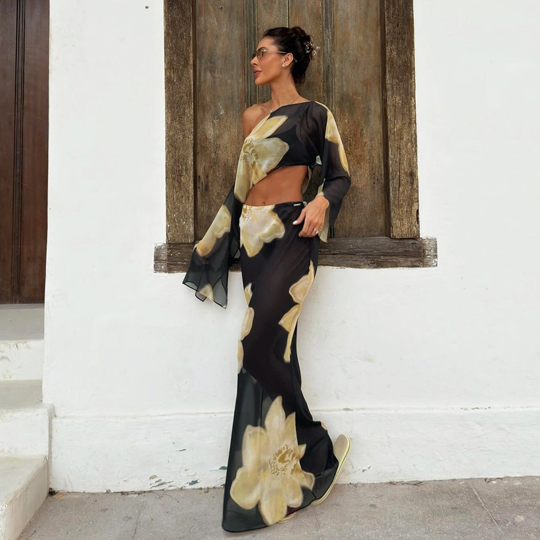Set bestaande uit een crop top met bloemenprint één schouder en een rok met hoge taille