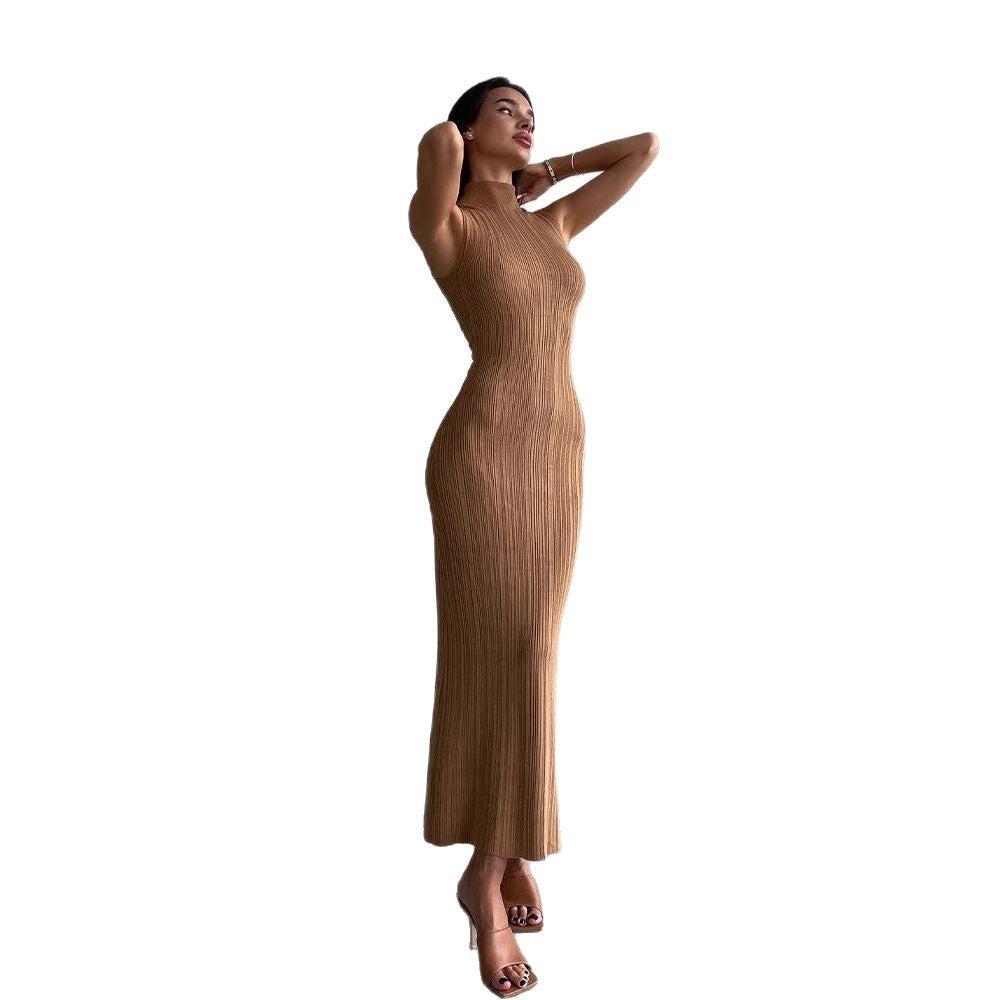 Nauwsluitend elegante mouwloze gebreide maxi-jurk met hoge hals