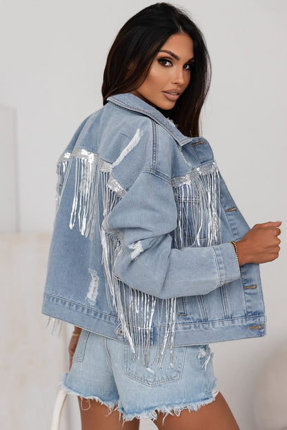 Hemelsblauwe denimjas met pailletten en franjes in een verweerde look