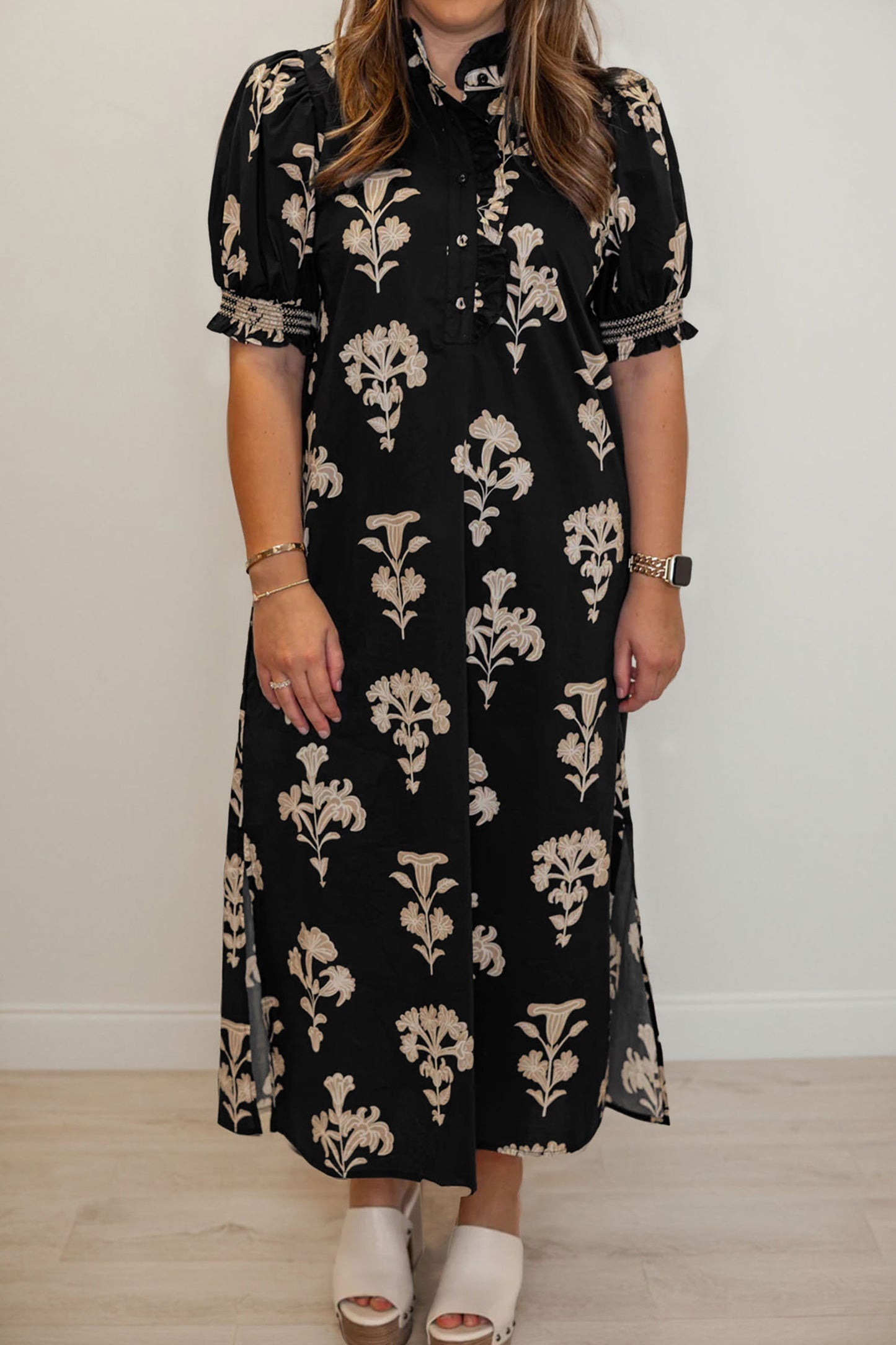 Zwarte maxi-jurk met bloemenprint gegolfde kraag en korte pofmouwen