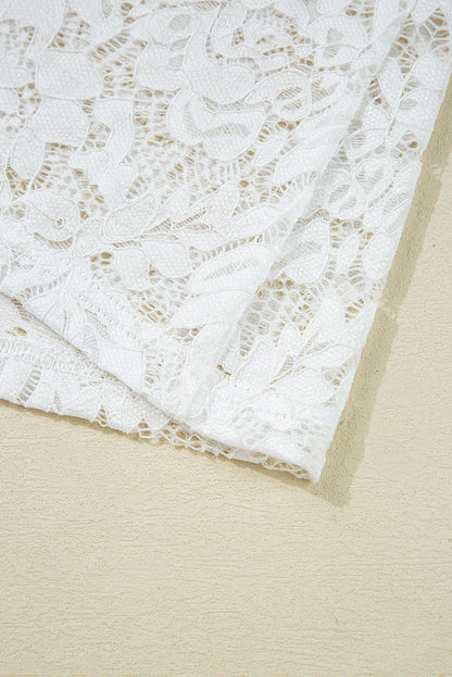 Witte kanten top met trompetmouwen en opstaande kraag