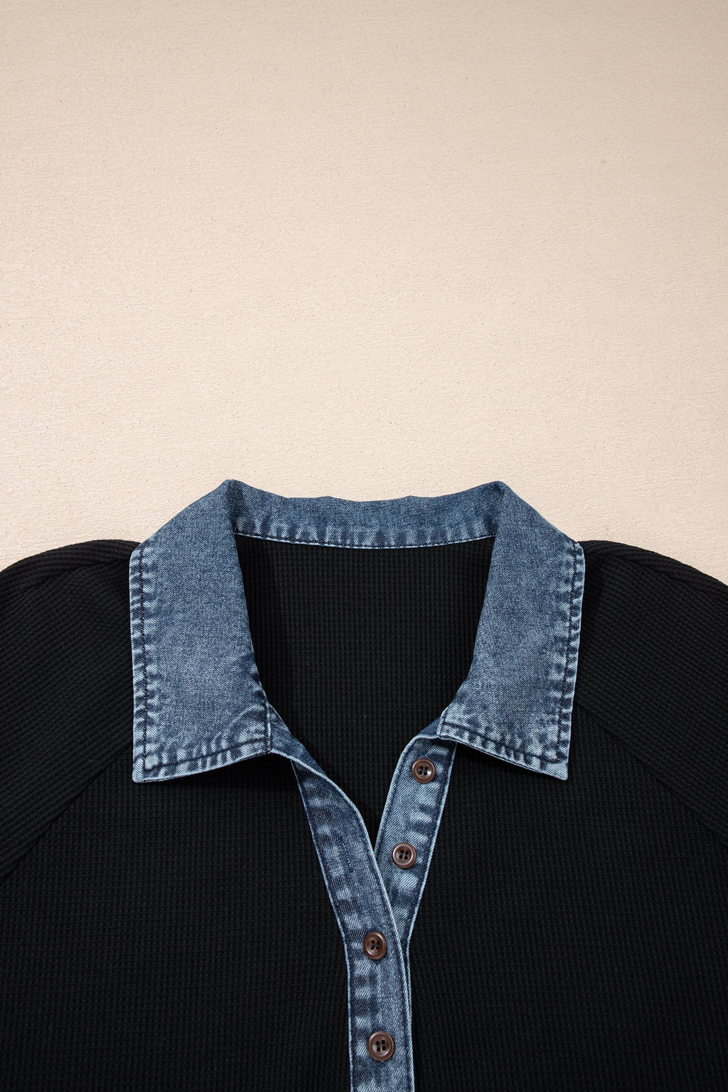 Zwarte polo met knoopsluiting en textuur van denim in grote maten