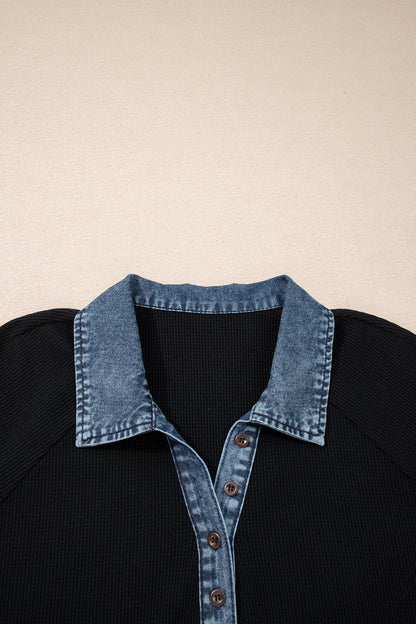 Zwarte polo met knoopsluiting en textuur van denim in grote maten