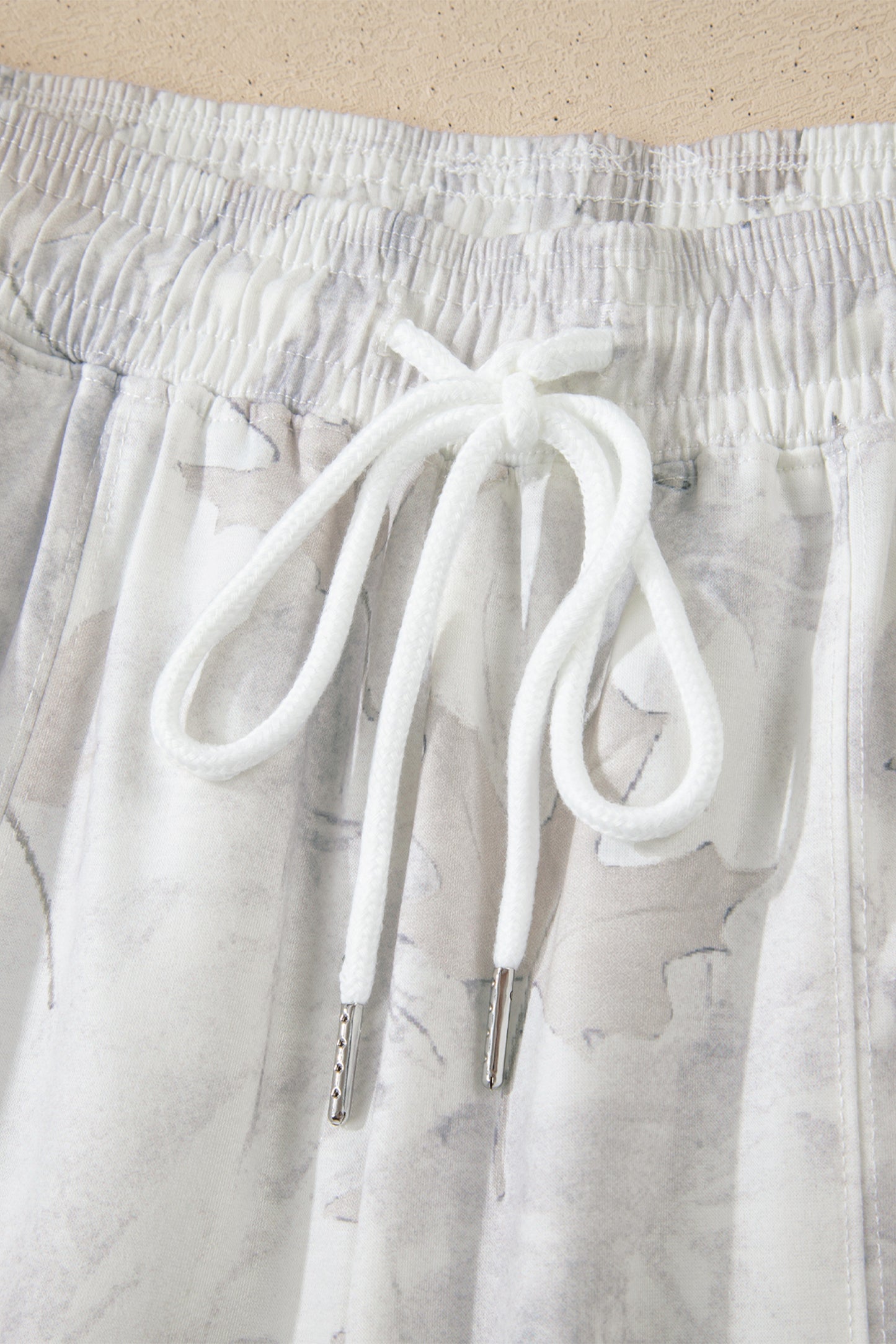 Beige joggingbroek met camouflageprint wijde pijpen en trekkoord