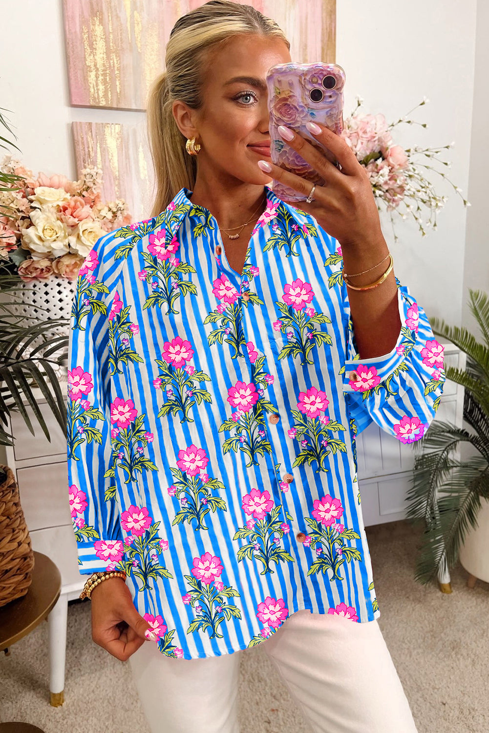 Blauw gestreept overhemd met bloemenprint en losse pasvorm